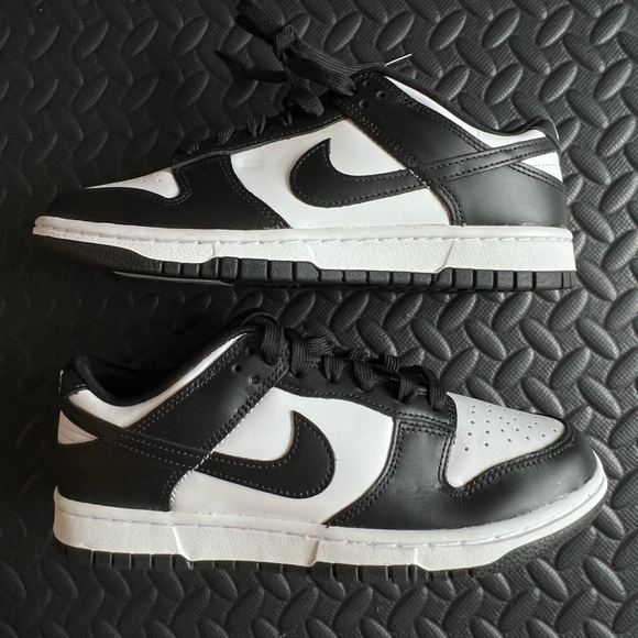 Nike Pandas Dunk Low Men’s  Size 7.5  Sneakers Black/White - Picture 1 of 7